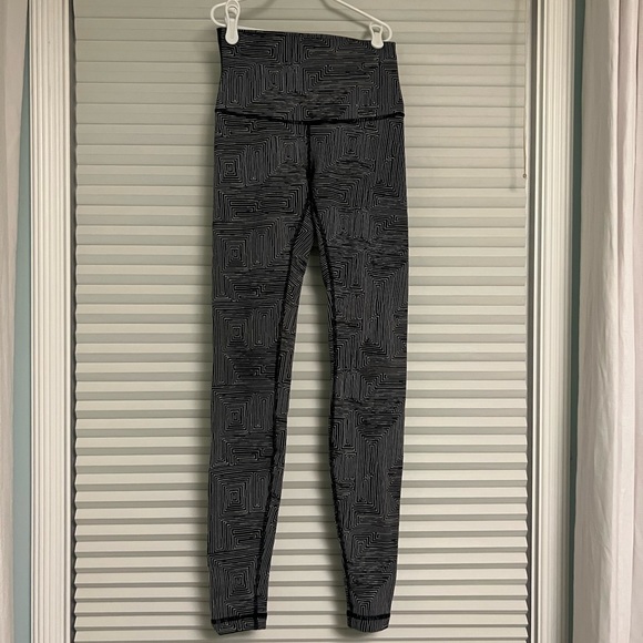Lululemon black and white geometric pattern wonder under leggings. Size 4 - Picture 11 of 13